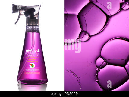 Image fractionnée de bouteille de savon à vaisselle et de bulles, studio shot Banque D'Images