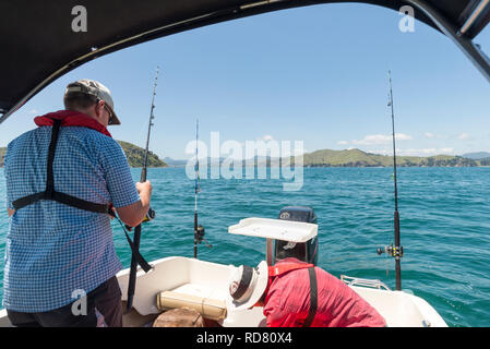 L'homme à chapeau et un verre au soleil sur le bateau de pêche avec gilet Banque D'Images