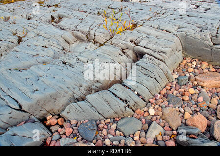 Plage des pierres et des affleurements de granite le long des rives du lac Ennadai, Arctique Haven Lodge, Lake Ennadai, Nunavut, Canada Banque D'Images