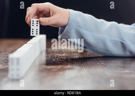 Portrait de femme de domino cueillette rangée sur un bureau en bois isolé sur black Banque D'Images