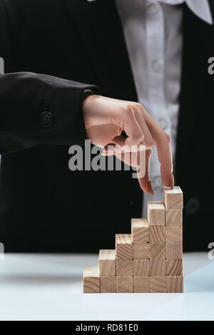 Portrait de femme marche avec les doigts sur des blocs de bois symbolisant l'échelle de carrière Banque D'Images