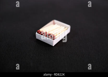 Correspondances dans une boîte. Isolé sur le fond noir. Banque D'Images