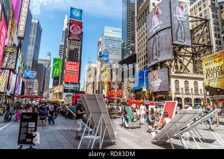 Madrid, Espagne - 26 juin 2018 : vue panoramique sur Times Square à Manhattan d'une journée ensoleillée de l'été avec une foule de touristes Banque D'Images