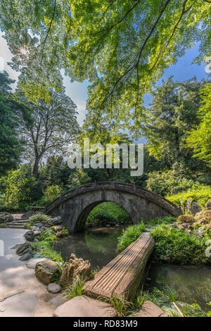 Tokyo, Bunkyo Ward - Août 04, 2018 : Engetsu-kyo Pont de pierre, à jardin Koishikawa Korakuen Banque D'Images