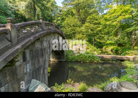 Tokyo, Bunkyo Ward - Août 04, 2018 : Engetsu-kyo Pont de pierre, à jardin Koishikawa Korakuen Banque D'Images