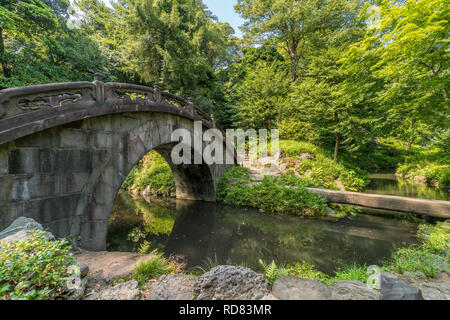 Tokyo, Bunkyo Ward - Août 04, 2018 : Engetsu-kyo Pont de pierre, à jardin Koishikawa Korakuen Banque D'Images