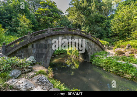 Tokyo, Bunkyo Ward - Août 04, 2018 : Engetsu-kyo Pont de pierre, à jardin Koishikawa Korakuen Banque D'Images