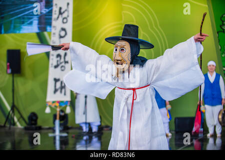 ANDONG , CORÉE DU SUD - OCT 01 : acteurs effectuant les traditinal Maskdance coréen à Andong Corée du Sud, le 01 octobre 2018 , le festival il Maskdance Banque D'Images