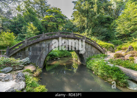 Tokyo, Bunkyo Ward - Août 04, 2018 : Engetsu-kyo Pont de pierre, à jardin Koishikawa Korakuen Banque D'Images