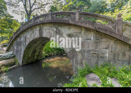 Tokyo, Bunkyo Ward - Août 04, 2018 : Engetsu-kyo Pont de pierre, à jardin Koishikawa Korakuen Banque D'Images