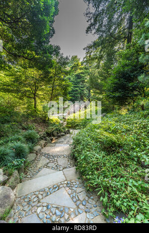 Tokyo, Bunkyo Ward - Août 04, 2018 : Engetsu-kyo Pont de pierre, à jardin Koishikawa Korakuen Banque D'Images