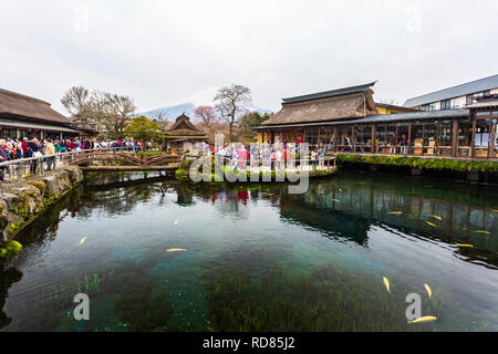 Oshino, JAPON - 10 Avril 2016 : les touristes visiter Oshino Hakkai, un petit village dans la région du lac cinq Fuji, situé entre le lac et le lac Kawaguchiko Banque D'Images