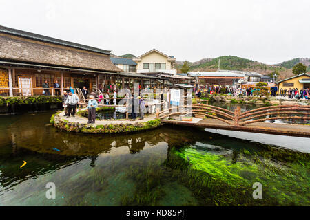 Oshino, JAPON - 10 Avril 2016 : les touristes visiter Oshino Hakkai, un petit village dans la région du lac cinq Fuji, situé entre le lac et le lac Kawaguchiko Banque D'Images