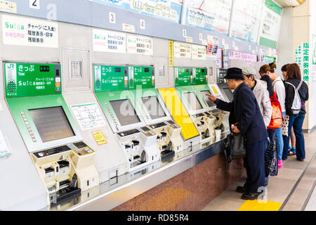 Tokyo, Japon - 12 Avril 2016 : les machines distributrices de billets automat ou les distributeurs de billets au métro de Tokyo à Tokyo. Banque D'Images