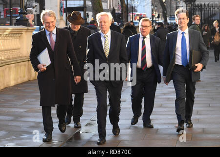 (De gauche à droite) Owen Paterson, Iain Duncan Smith, David Davis, Mark Francois et Steve Baker dans la région de Whitehall, Londres, après que le premier ministre a annoncé qu'elle allait inviter les chefs de parti à la Chambre des communes et d'autres parlementaires dans des discussions pour obtenir un consensus parlementaire sur la voie à suivre sur Brexit. Banque D'Images