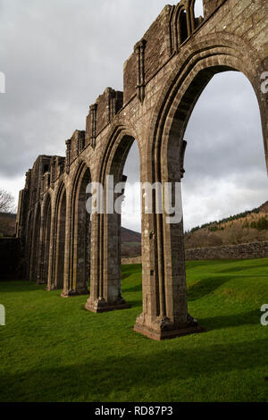 Llanthony Priory, dans les Montagnes Noires, Brecon Beacons National Park, Monmouthshire, Wales. Banque D'Images