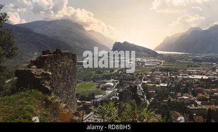 Le lac de Garde avec des montagnes environnantes dans l'après-midi, vue d'Arco Banque D'Images