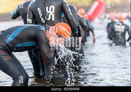 Les nageurs s'apprêtent à commencer le triathlon Ben Nevis dans le Loch Linnhe Banque D'Images