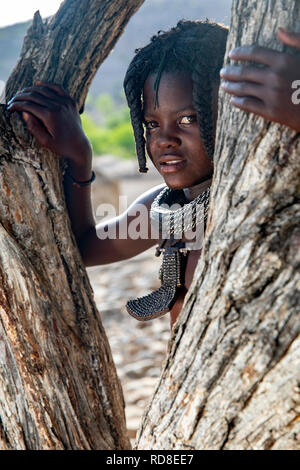 Portrait d'une jeune fille Himba - Damaraland, Namibie, Afrique Banque D'Images