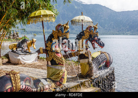 Dragon fontaines du temple hindou balinais Pura Ulun Danu Beratan, Tabanan, Bali, Indonésie Banque D'Images