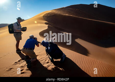 Les photographes de prendre des photos d'Elim Dune Namib-Naukluft National Park, Namibie, Afrique Banque D'Images