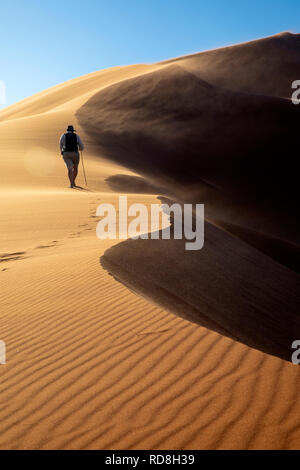 Homme randonnée jusqu'Elim Dune Namib-Naukluft National Park, Namibie, Afrique Banque D'Images