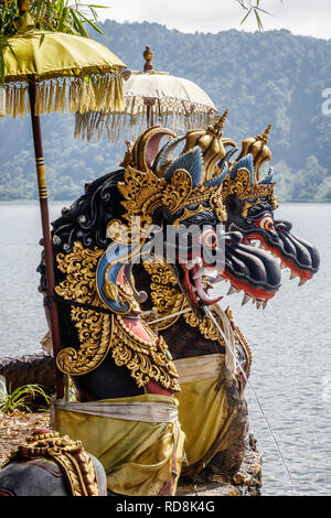 Dragon fontaines du temple hindou balinais Pura Ulun Danu Beratan, Tabanan, Bali, Indonésie Banque D'Images