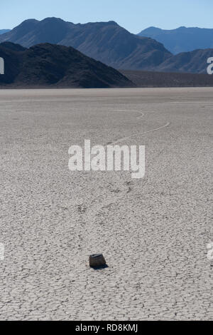 Les roches à laissent des traces dans la boue pendant qu'ils se déplacent, Racetrack Playa, Death Valley National Park, Californie Banque D'Images