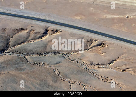 Vue aérienne de route dans le Parc National de Namib-Naukluft, Namibie, Afrique Banque D'Images