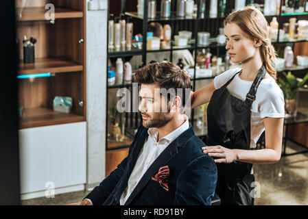Portrait de coiffure coiffure pour faire beau jeune homme en instituts de beauté Banque D'Images