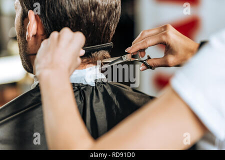 Close-up vue partielle de coiffure peigne et la coupe de cheveux de jeune homme Banque D'Images