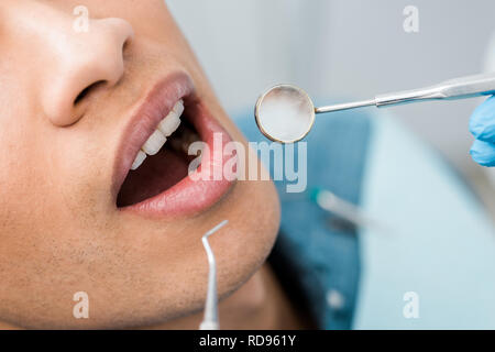 Portrait d'instruments médicaux près de african american man avec la bouche ouverte Banque D'Images