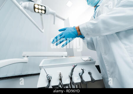 Portrait de femme dentiste portant des gants en latex Banque D'Images