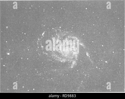 . La productivité des sols ; les éléments fondamentaux de la réussite de la gestion des sols et à la rentabilité de la production agricole. Les sols. Chapitre I LE SOL ET SON ORIGINE Ce qui est du sol.-Dans son sens large, le sol est friable, que strate supérieure de la terre, composée en majeure partie de matière minérale résultant de l'éclatement et la décomposition des roches. Il s'étend à sohd rock-variant en profondeur à partir d'un pouce ou si à plusieurs centaines. La FiQ. 1.-Une nekiula en spirale. On croit que la terre était en même temps un fonds de masse de matière gazeuse. de pieds. Mélangé avec cette matière minérale/ surtout à la surface, est plus ou moins de matières organiques Banque D'Images
