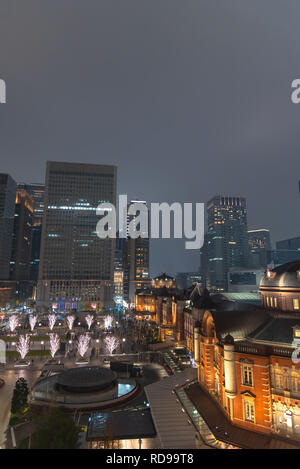 Vue de la gare de Tokyo, bâtiment au cours de l'éclairage d'hiver au quartier des affaires de Marunouchi, Tokyo, Japon. Banque D'Images