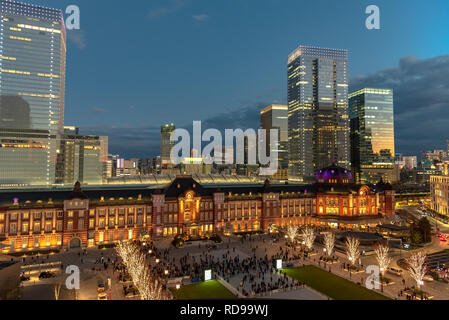 Vue de la gare de Tokyo, bâtiment au cours de l'éclairage d'hiver au quartier des affaires de Marunouchi, Tokyo, Japon. Banque D'Images