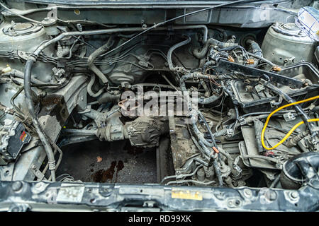 Close-up sans compartiment moteur un moteur de voiture pris en charge. Réparation de moteur dans un atelier de réparation de voiture Banque D'Images