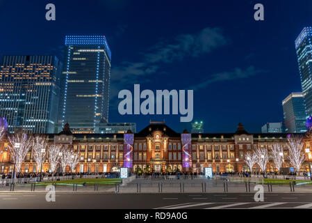 Vue de la gare de Tokyo, bâtiment au cours de l'éclairage d'hiver au quartier des affaires de Marunouchi, Tokyo, Japon. Banque D'Images