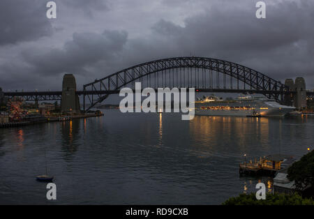 Sydney Harbour Bridge sur un matin nuageux, Sydney, Australie Banque D'Images