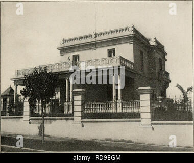 . L'examen de Cuba. Cuba -- Périodiques. La CUBA REV1I&Lt ;:W 19. Maisons dans vSuburbs La Havane. M. Adolf B. Horn's villa, "Bella Mar", près du camp de la Colombie-Britannique. C'est un beau spécimen de l'architecture moderne à Cuba et la maison est construite conformément aux exigences en matière d'hygiène, et est fourni avec toutes les améliorations modernes. ment cubains ont un foyer très similaires à celles des personnes de leur catégorie dans toute la terre, mais ce qui précède est la moyenne, et il est considéré comme l'un quotidien passe ouvrir portes et fenêtres. Dans la banlieue de Jesus del ISTonte comoany, un Américain a acheté il y a 10 ans, la ferme abandonnée de Cuba Banque D'Images