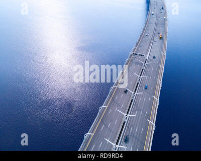 Vue aérienne de la route dans l'océan. L'échange de wagons crossing bridge pont. Échangeur routier à la circulation. D'oiseau de l'antenne de l'autoroute. Expresswa Banque D'Images