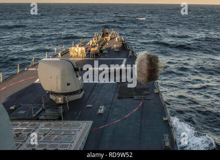 190112-N-KA046-0024 MER MÉDITERRANÉE (janv. 12, 2019) La classe Arleigh Burke destroyer lance-missiles USS Porter (DDG 78)forêt sa marque 455 canons au cours d'un exercice de tir réel dans la mer Méditerranée, le 12 janvier 2019. Porter, l'avant-déployé à Rota, en Espagne, est sur sa sixième patrouille dans la sixième flotte américaine zone d'opérations à l'appui de la sécurité nationale américaine en Europe et en Afrique. (U.S. Photo par marine Spécialiste de la communication de masse 2e classe James R. Turner/libérés) Banque D'Images