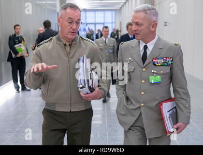 Marine Corps général Joe Dunford, chef d'état-major interarmées, rencontre avec le chef d'état-major de la Défense des Forces Armées Françaises François Lecointre, au cours de la 180e de l'Organisation du Traité de l'Atlantique Nord, Comité militaire en session des chefs d'état-major (MC/CS) au siège de l'OTAN à Bruxelles, Belgique, 16 janvier 2019. (DOD photo par Marine Maître de 1ère classe Dominique A. Pineiro) Banque D'Images