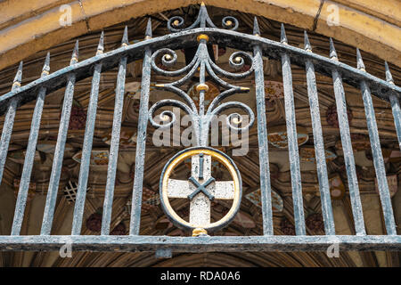 Canterbury, Angleterre - le 24 juin 2018 : vue rapprochée de la porte d'entrée et d'armoiries de la cathédrale de Canterbury dans le Kent, Royaume-Uni. Banque D'Images