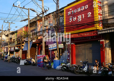 Maisons-boutiques, la plupart appartenant à Ranong, Thai-Chinese Road dans la ville de Phuket, Phuket, Thaïlande, dans l'entreprise principale de la ville et région de marché Banque D'Images