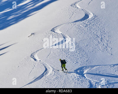 Tour de ski walker à pied jusqu'à la montagne Alpspitz en zone d'avalanche dangereuses en dépit du danger d'avalanche et avertissement de Nesselwang, Allgäu, Bava Banque D'Images