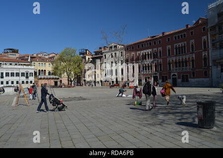 Belle place Campo San Polo à Venise. Voyages, vacances, de l'architecture. Le 27 mars 2015. Venise, Vénétie, Italie. Banque D'Images