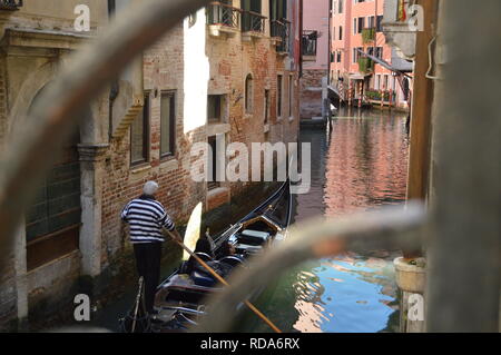 Une balle dans le parapet d'un pont de flou artistique dans les étroits canaux avec une gondole à Venise de voile. Voyages, vacances, de l'architecture. Le 27 mars 2015. Banque D'Images