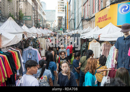 Un marché des vêtements au marché du textile de Pratunam dans la ville de Bangkok en Thaïlande en Southeastasia. Thaïlande, Bangkok, novembre, 2018 Banque D'Images