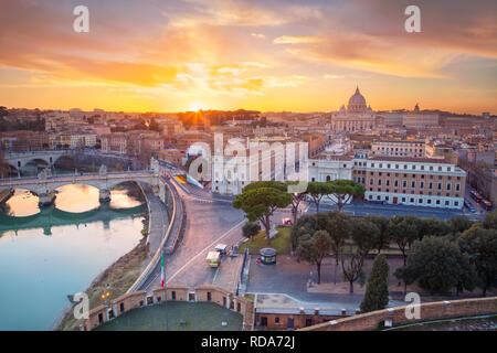 Rome, la Cité du Vatican. Aerial cityscape de droit de cité du Vatican avec la Basilique Saint Pierre, Rome, Italie au cours de beau coucher du soleil.